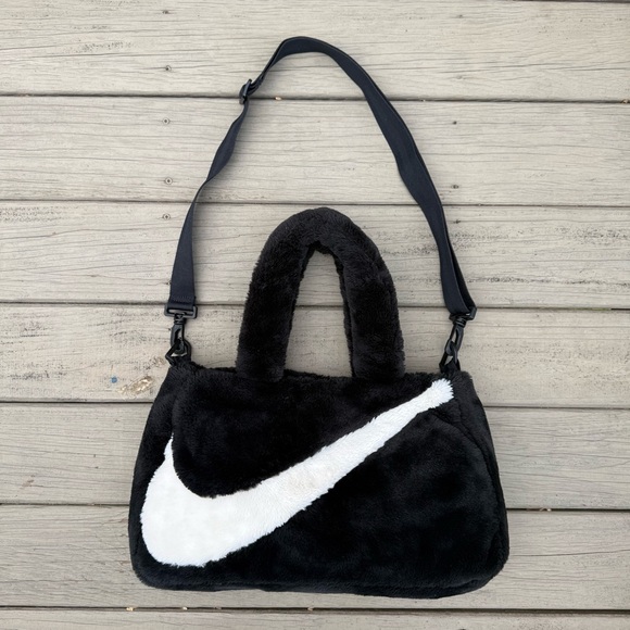 Nike Sportswear Faux Fur 10L tote bag in black - Picture 5 of 16